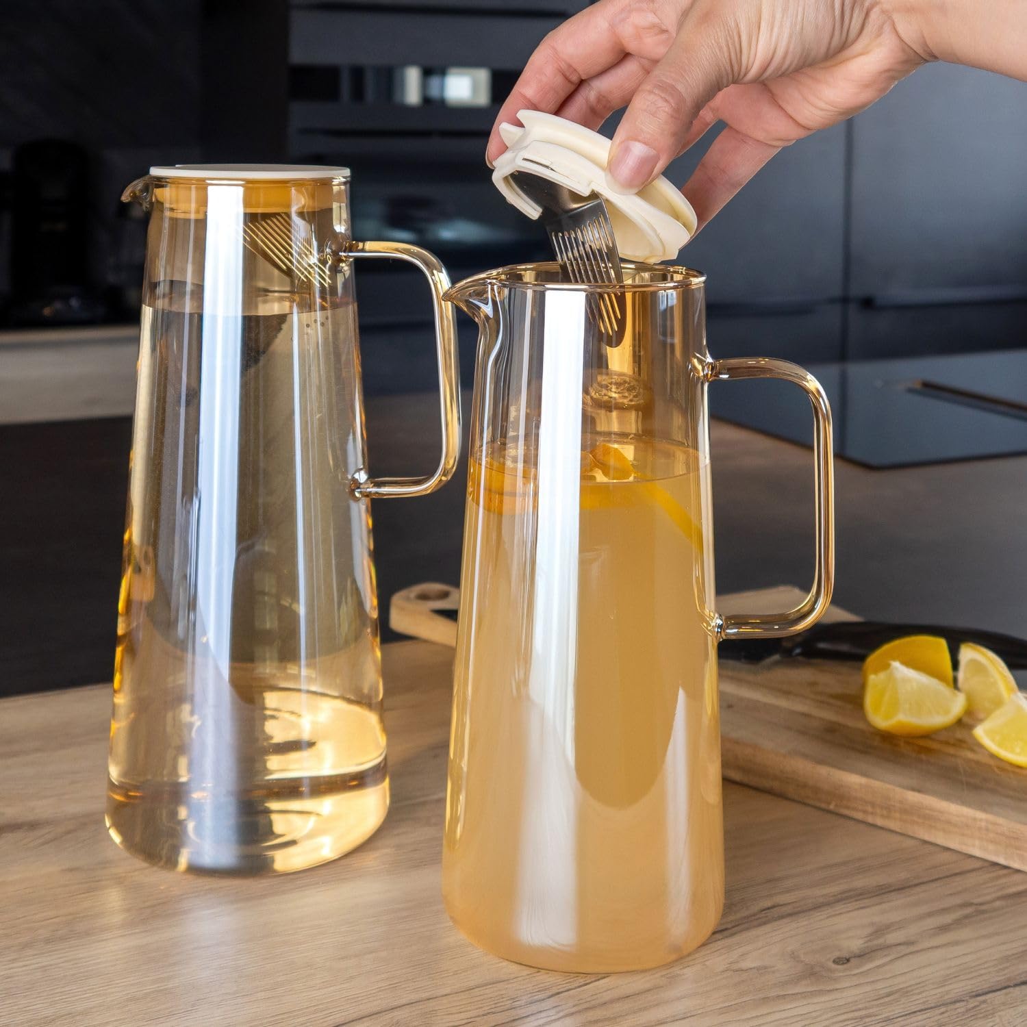 Intirilife Karaffe Glas Amber 1,7 Liter mit Sieb Deckel