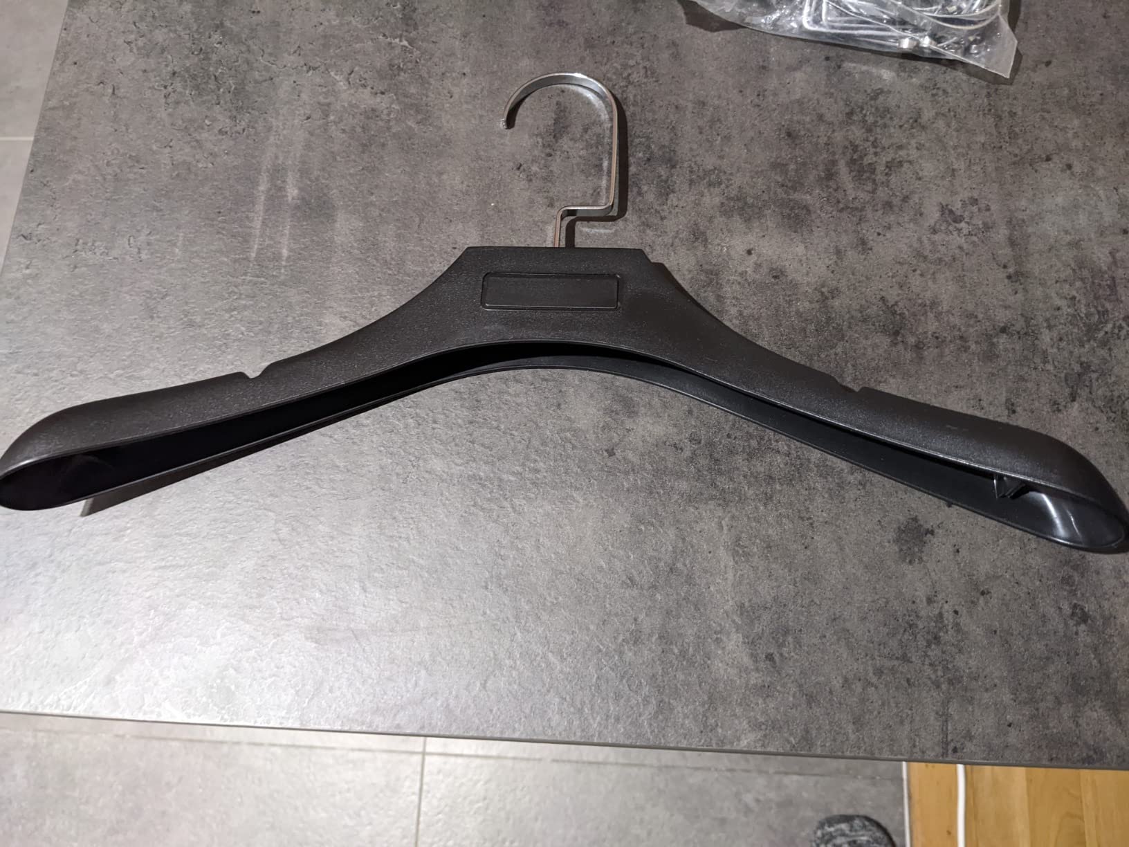 Intirilife Kleiderbügel Schwarz 20 Stück 39cm Anti-Rutsch