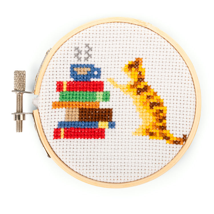 Kikkerland Crafters Cat and Books Mini Stickset Kreuzstich