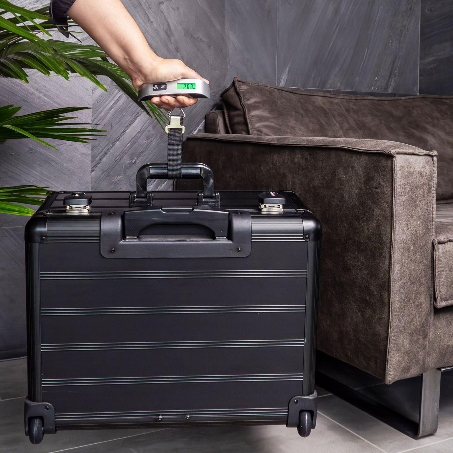 Intirilife Digitale Kofferwaage Schwarz 50kg LCD Gepäckwaage