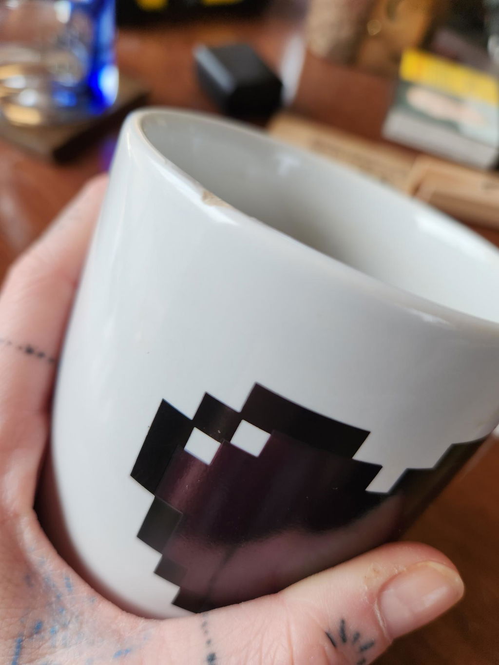 Kikkerland Pixel Heart Morph Tasse 325 ml Farbwechsel