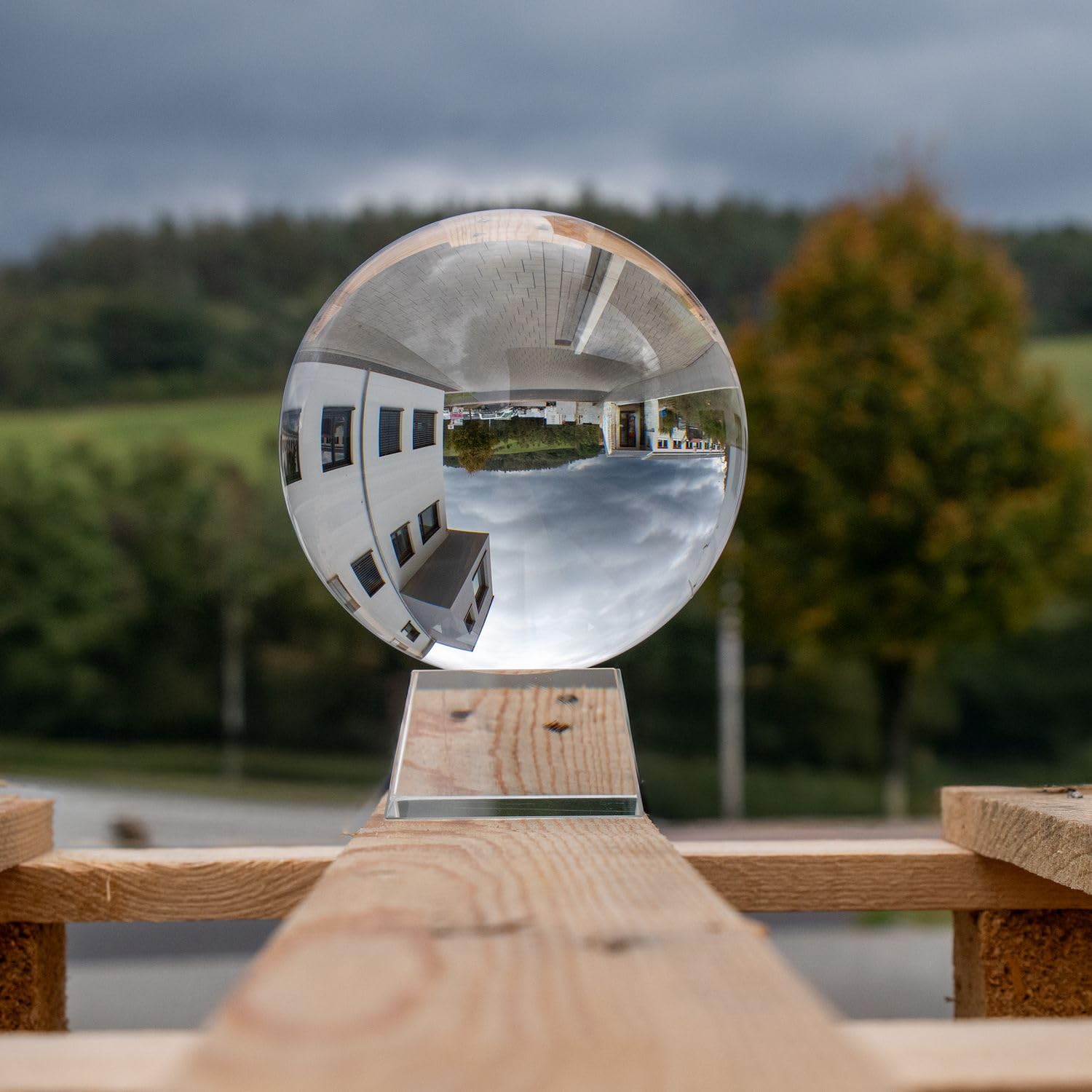 Intirilife Glaskugel Kristallklar 130 mm mit Ständer