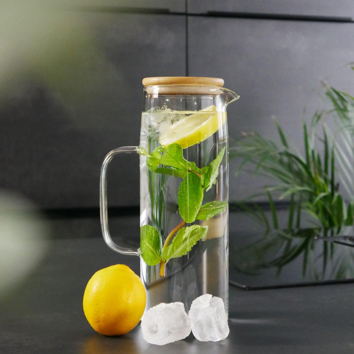 Intirilife Glaskaraffe Borosilikatglas 1,3 L Bambusdeckel