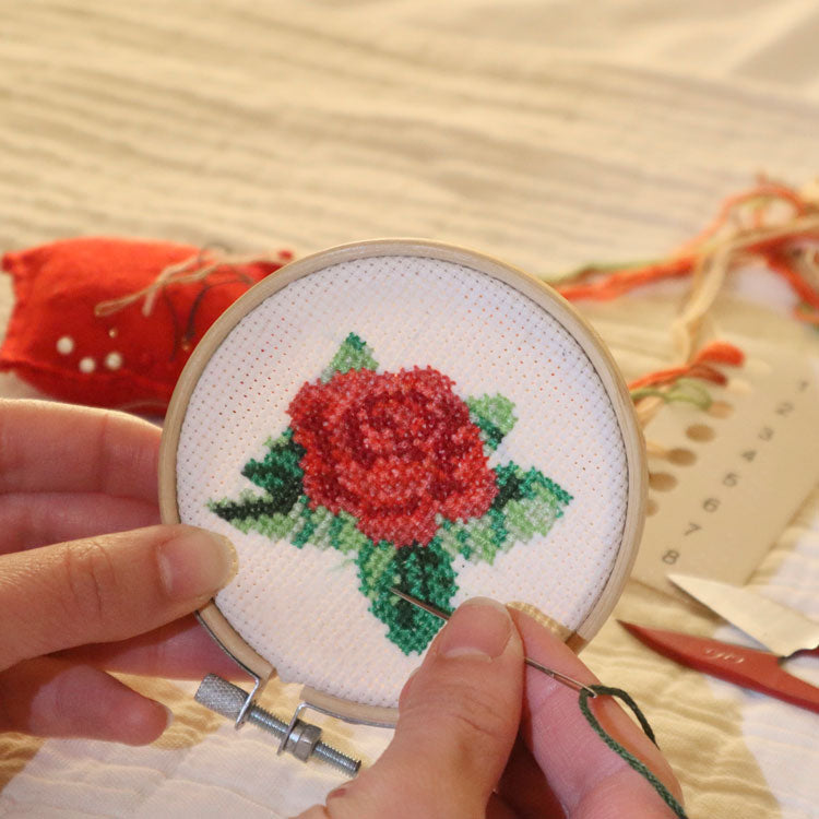 Kikkerland Rose Mini Cross Stitch Stickset Bambusrahmen Rose