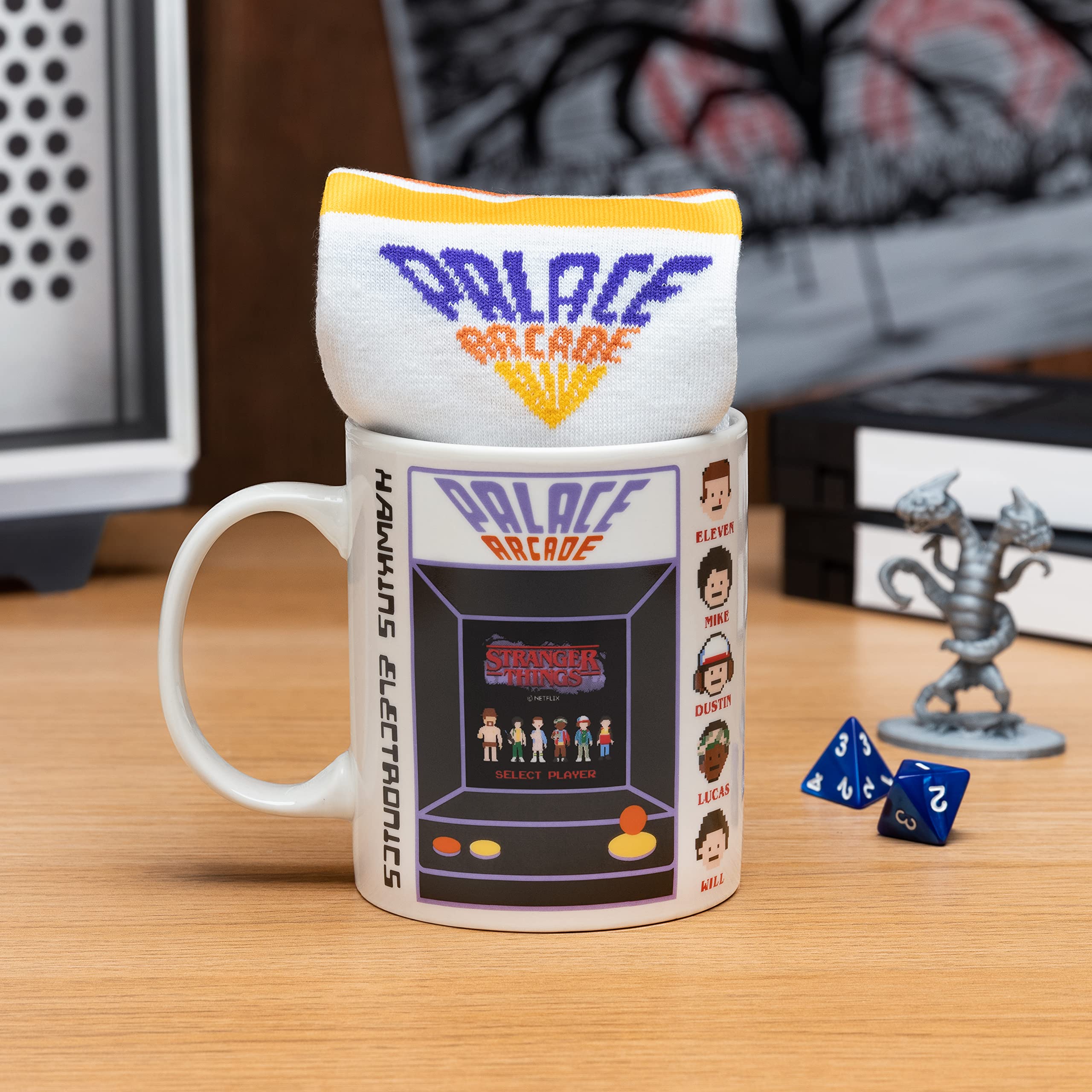 Paladone Stranger Things Geschenkset Tasse 300 ml + Socken weiß
