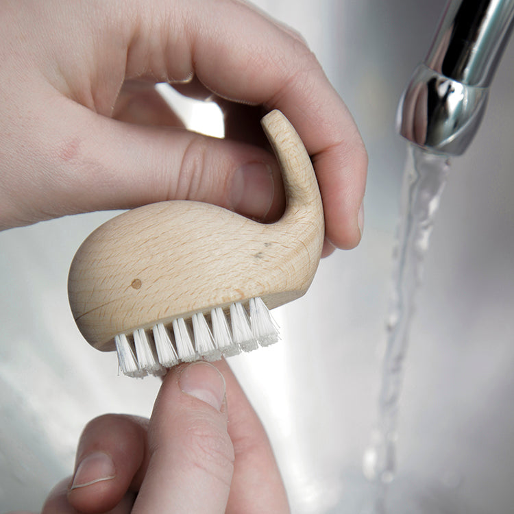 Kikkerland Tools Wellness Whale Nagelbürste Holz Wal