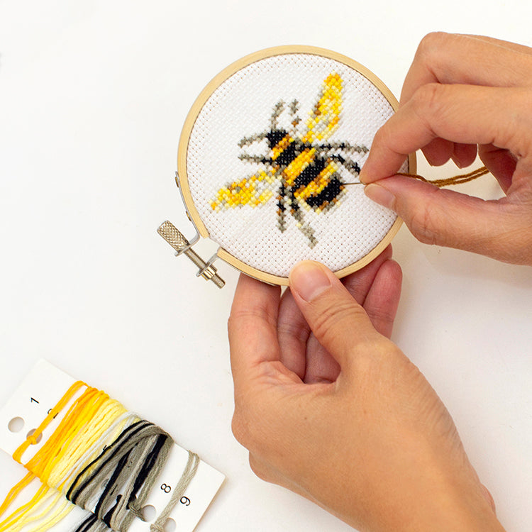 Kikkerland Crafters Bee Mini Stickset Biene mit Rahmen