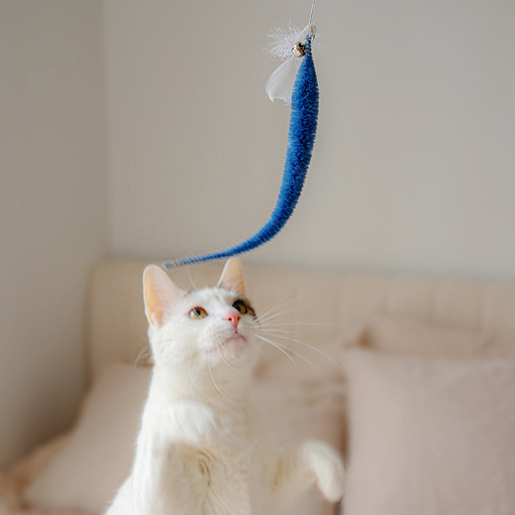 Kikkerland Home Kitty Teaser Wand Katzenangel mit Federn