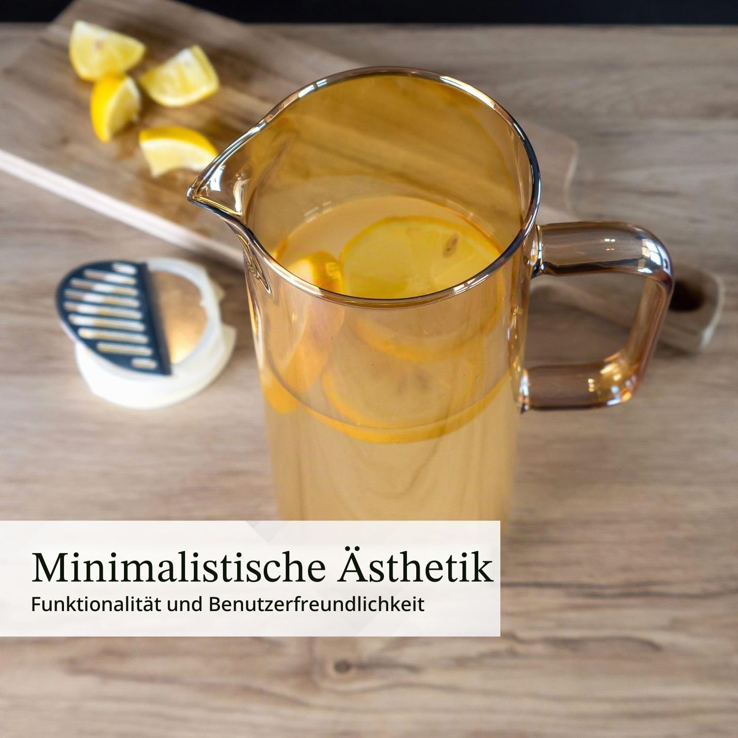 Intirilife Karaffe Glas Amber 1,7 Liter mit Sieb Deckel