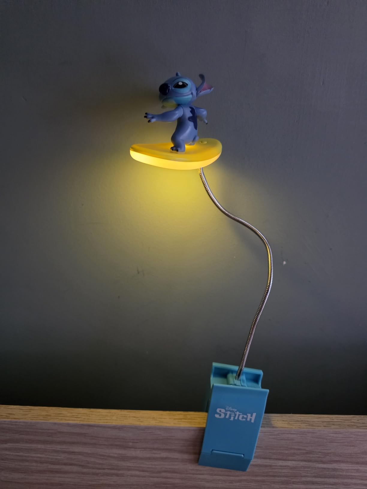 Paladone Stitch Surfing Buchlampe 20 cm LED Clip Disney