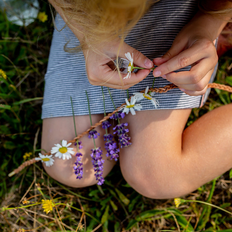 Kikkerland Huckleberry Blumenkette Bastelset Leder
