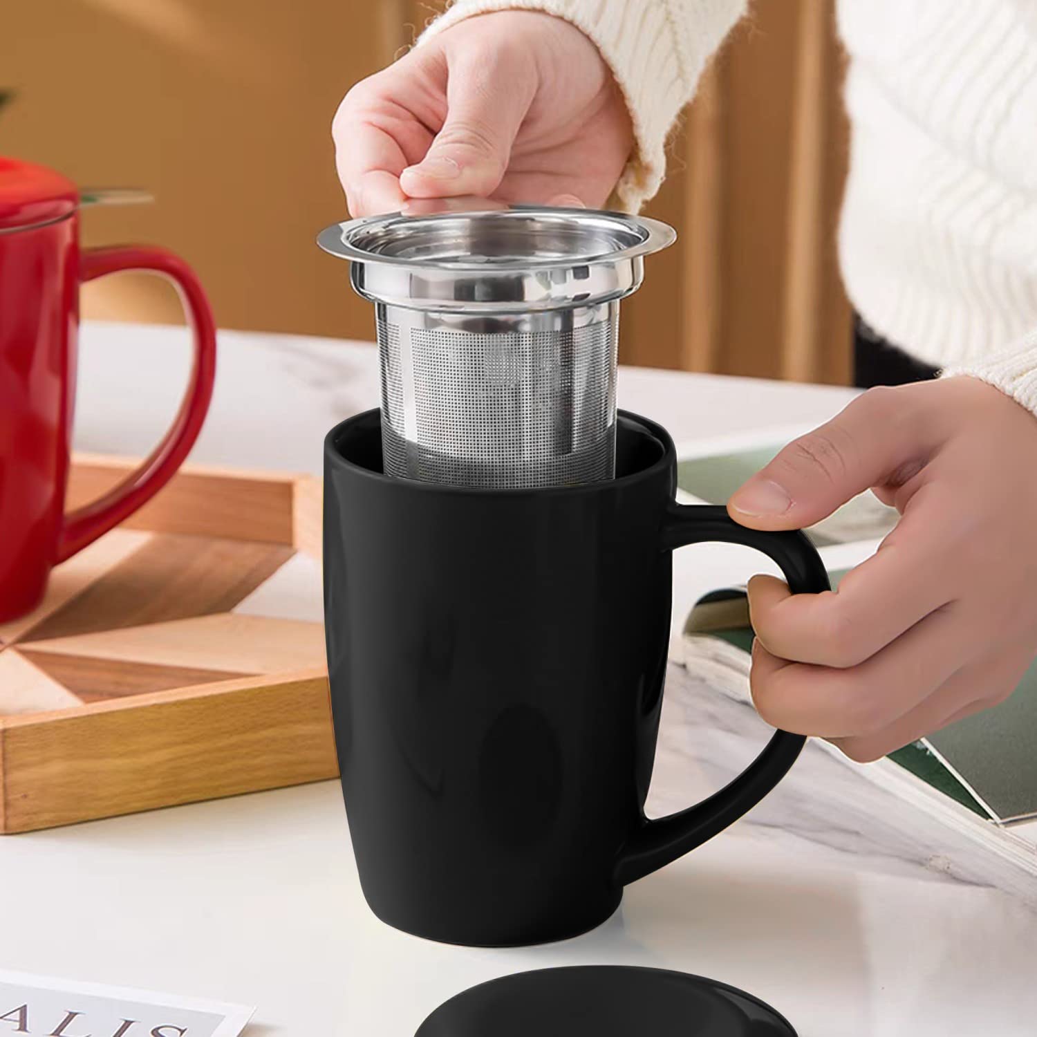 Intirilife Porzellan Teetasse Kaffeetasse schwarz 350 ml mit Sieb