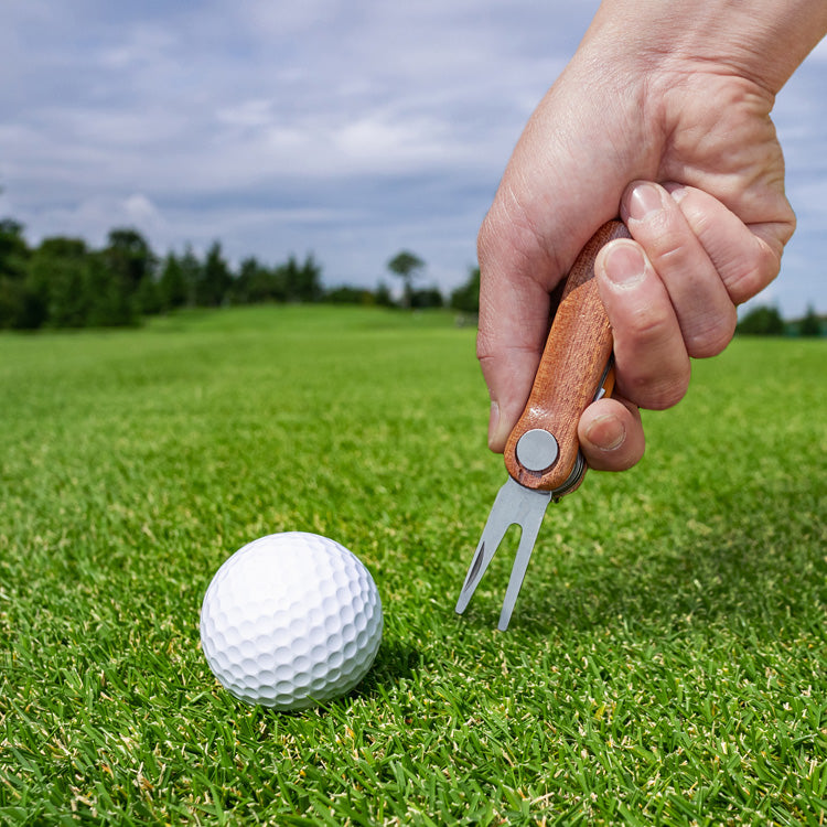 Kikkerland Golf Multitool mit Ballmarker Bürste Divot Tool