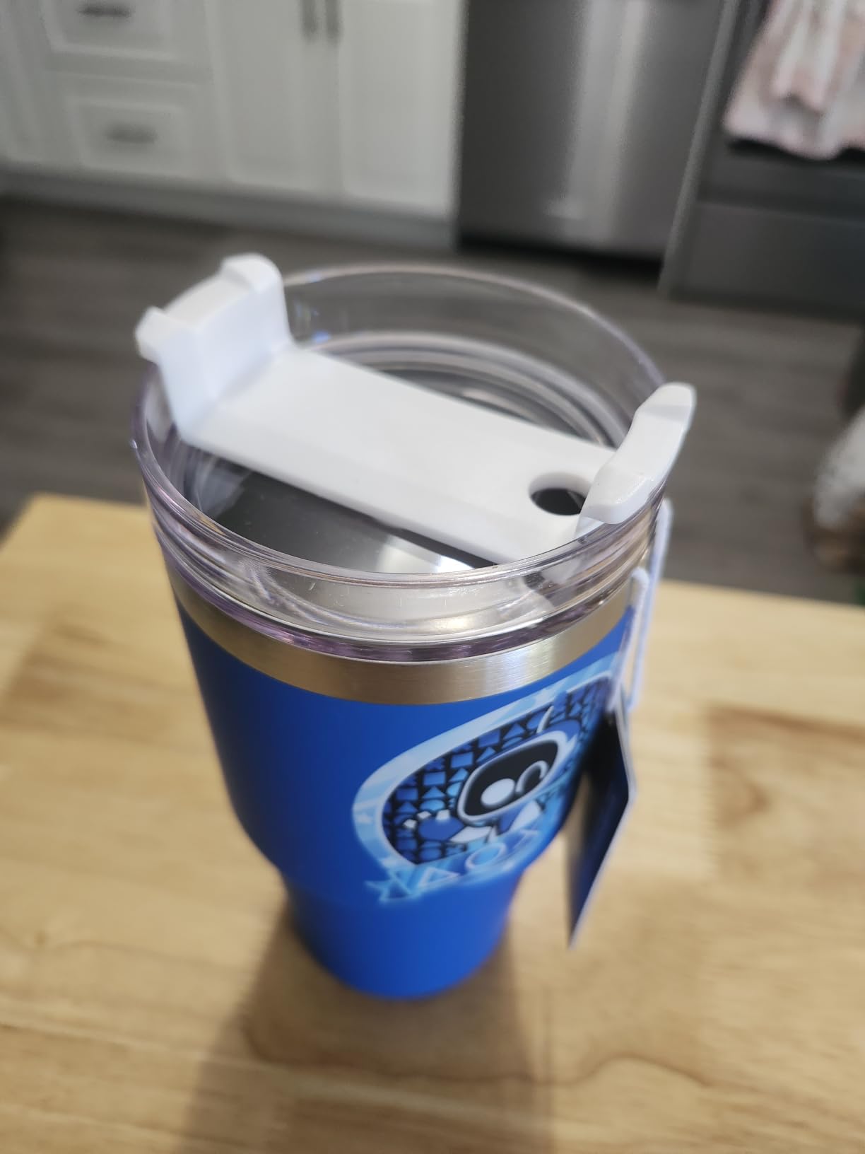 Paladone Astro Bot Gamer Becher 600 ml isoliert mit Deckel