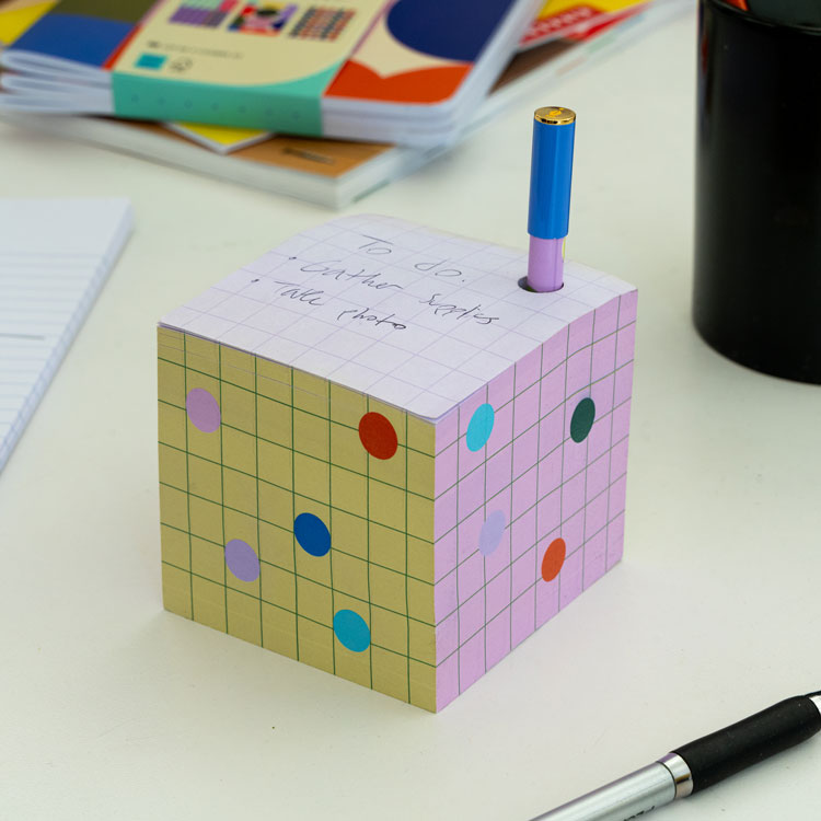 Kikkerland Pen Holder Haftnotizblock mit Stift 580 Blatt