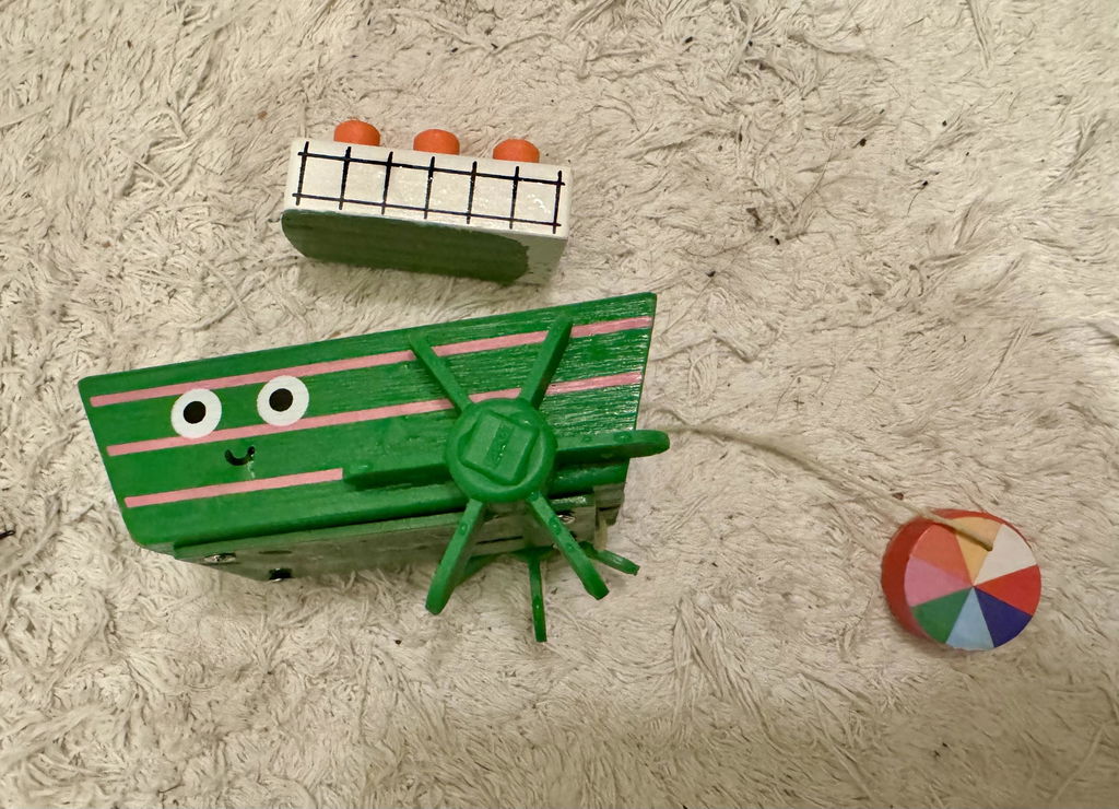 Kikkerland Play Wind-up Boat Badeboot Holz Aufziehboot