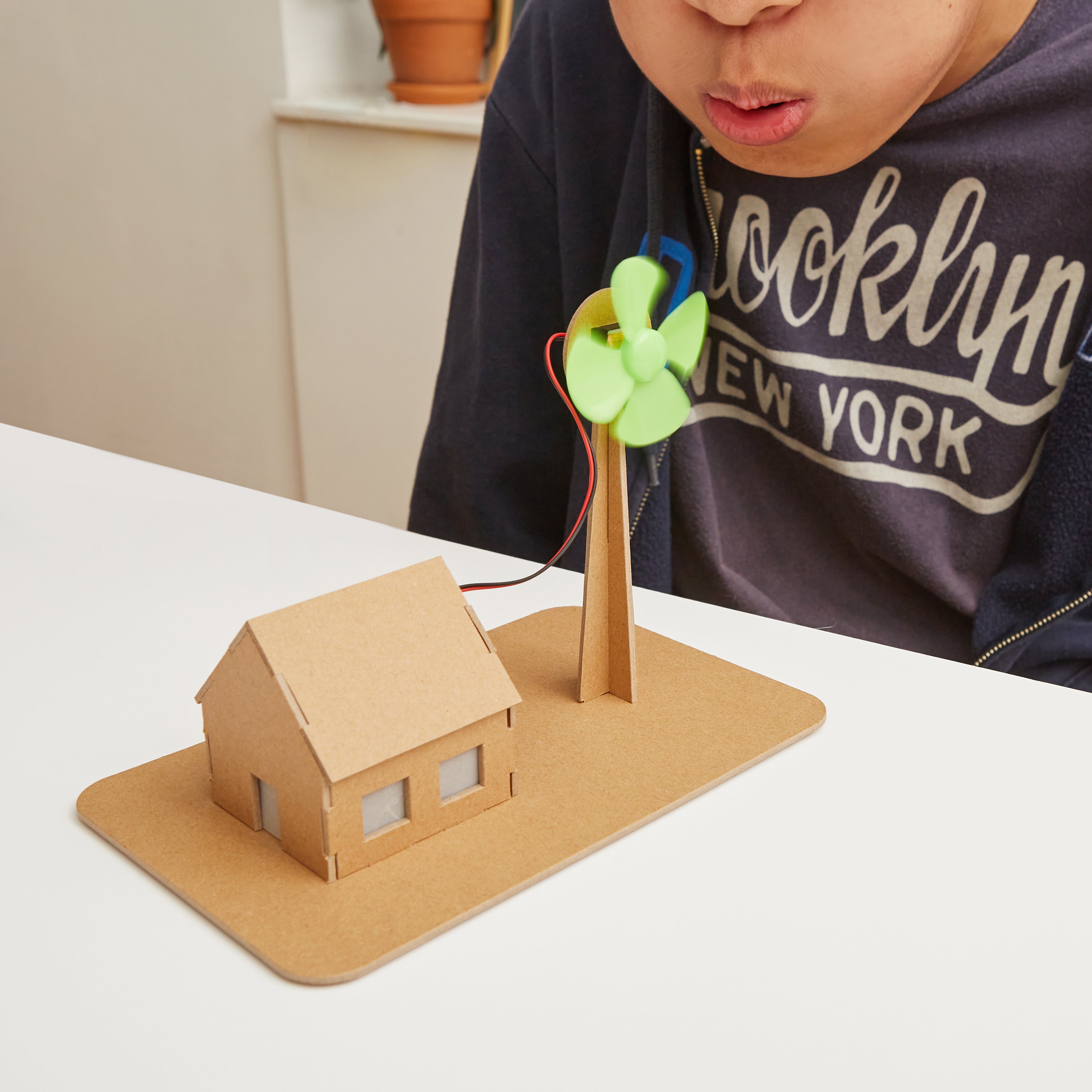 Kikkerland Newton's Lab Wind Energy Kit Bastelset