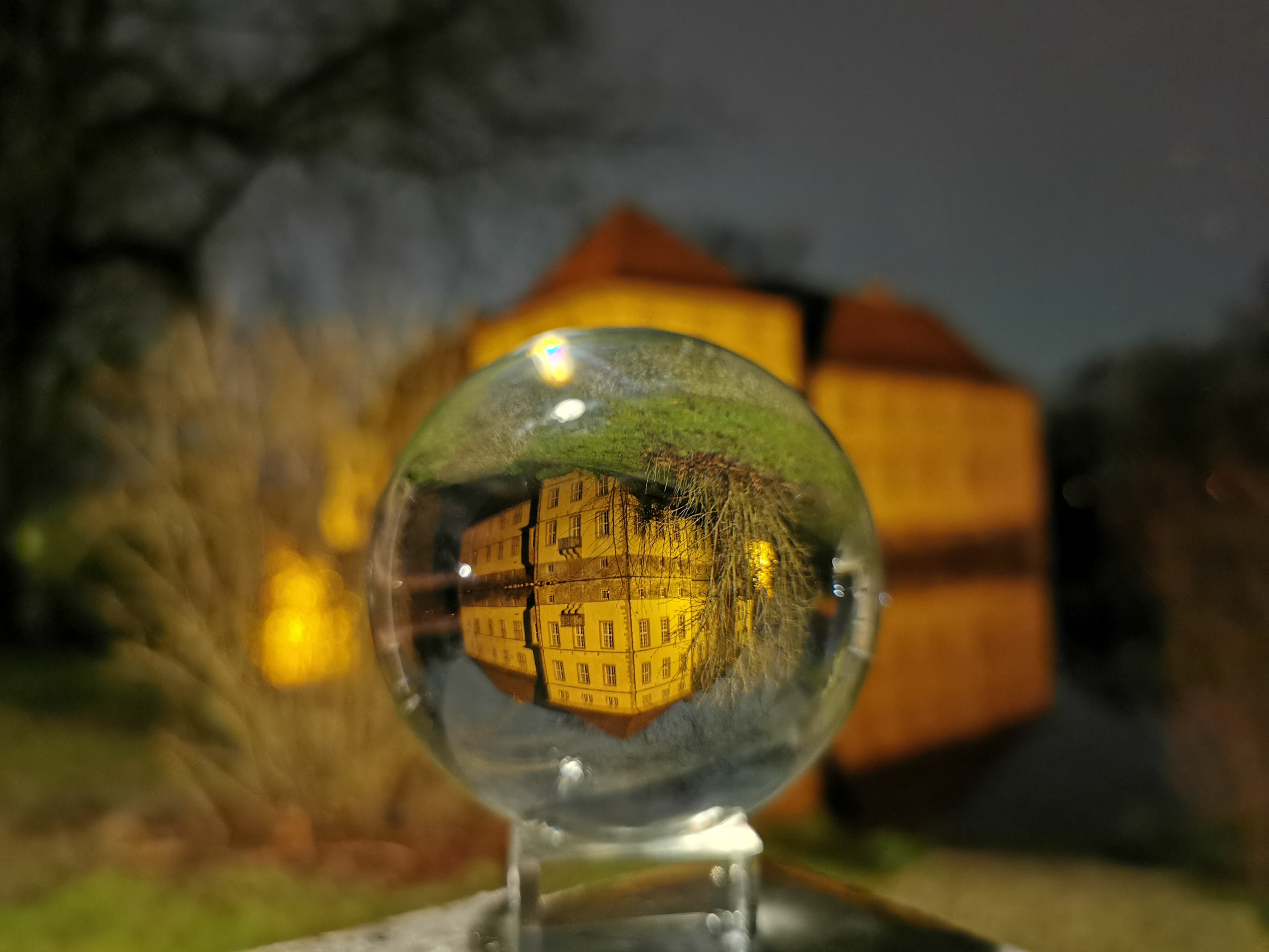 Intirilife Glaskugel Kristallklar 130 mm mit Ständer