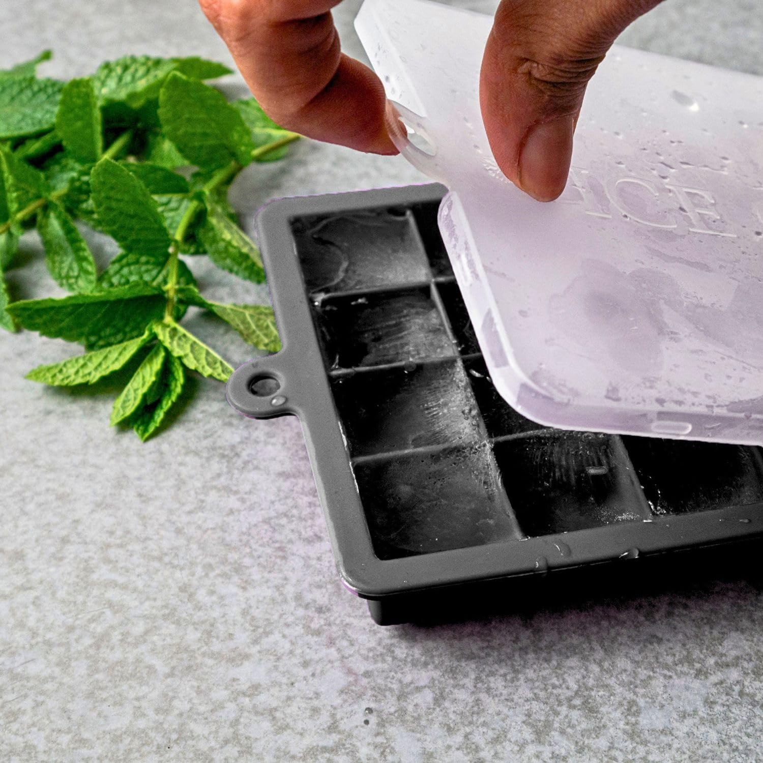 Intirilife Eiswürfelform Silikon Schwarz 2er Set 24 Fächer