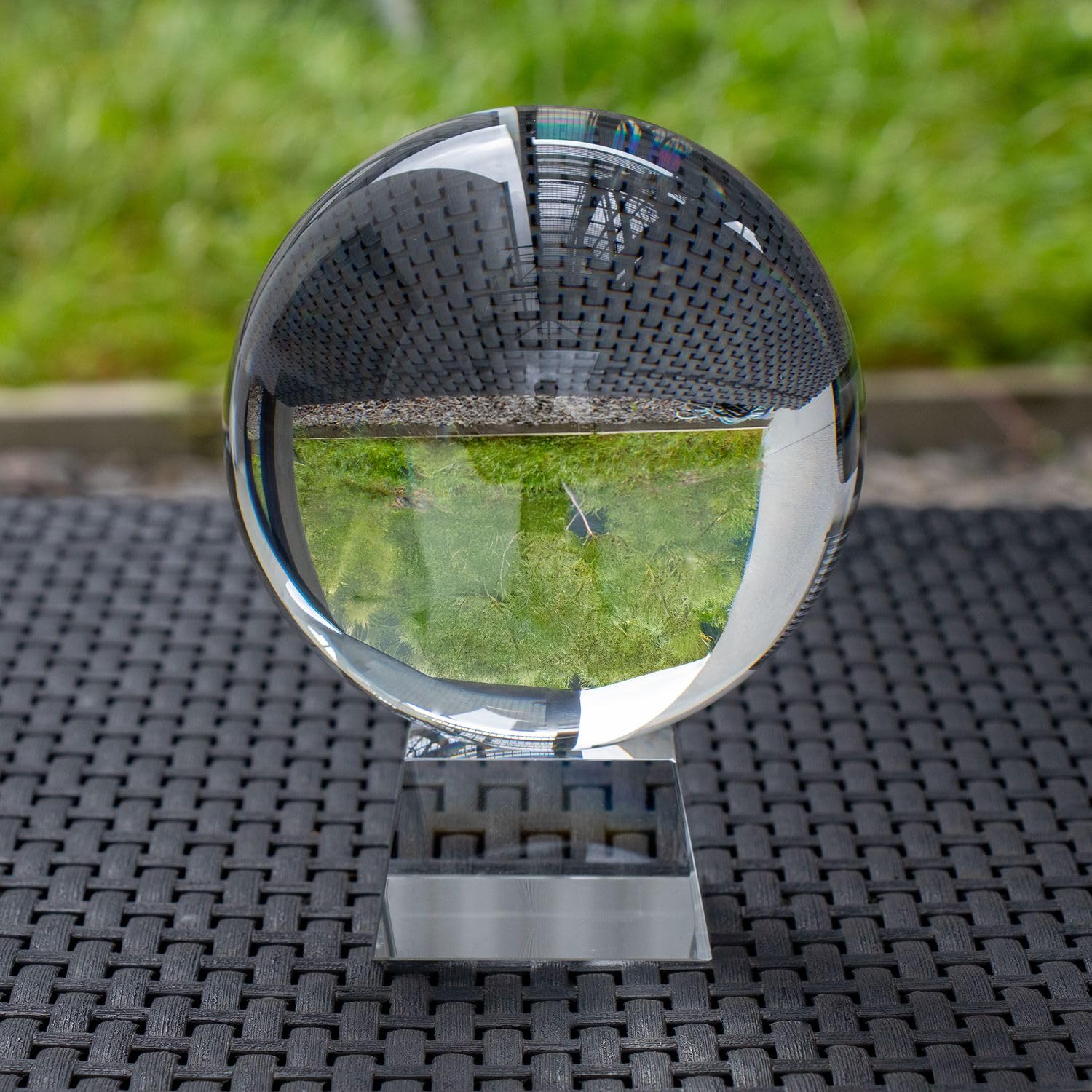 Intirilife Glaskugel Kristallklar 130 mm mit Ständer