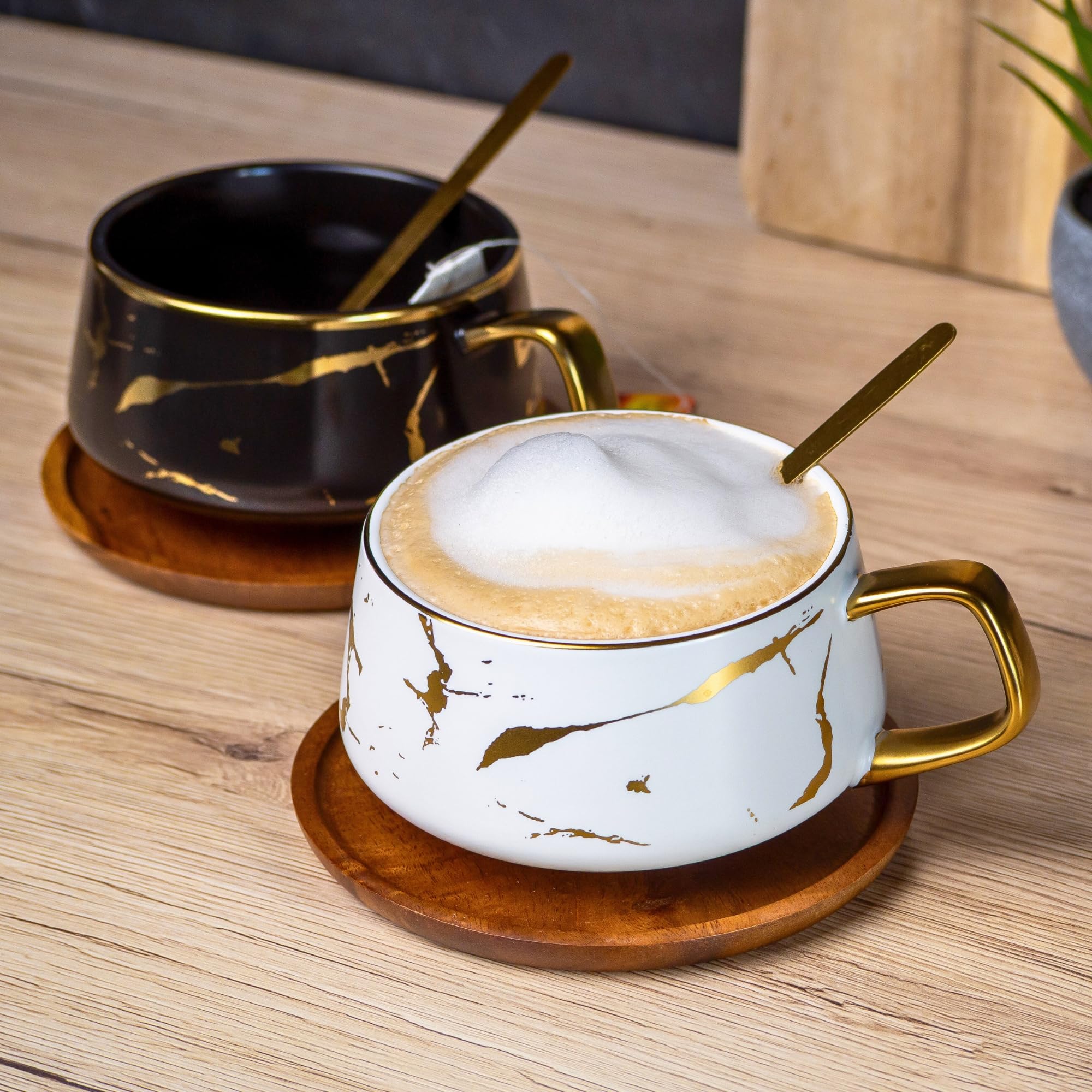 Intirilife Tasse Keramik Weiß Gold Marmor 300 ml mit Holzuntersetzer