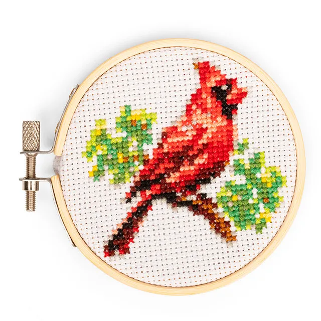 Kikkerland Crafters Cardinal Stickset Kreuzstich Mini mit Rahmen