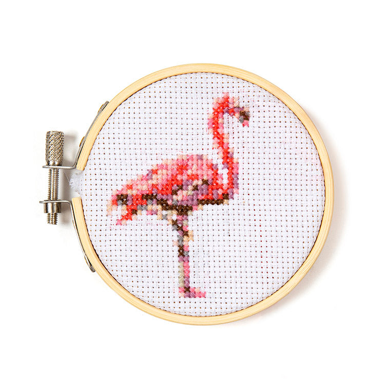 Kikkerland Crafters Flamingo Mini Kreuzstich Stickset Bambusrahmen