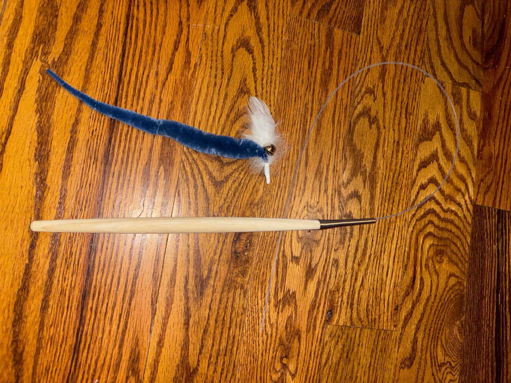 Kikkerland Home Kitty Teaser Wand Katzenangel mit Federn