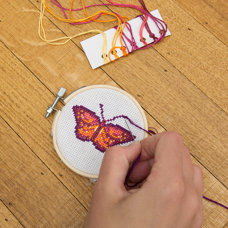 Kikkerland Crafters Butterfly Stickset Kreuzstich Mini