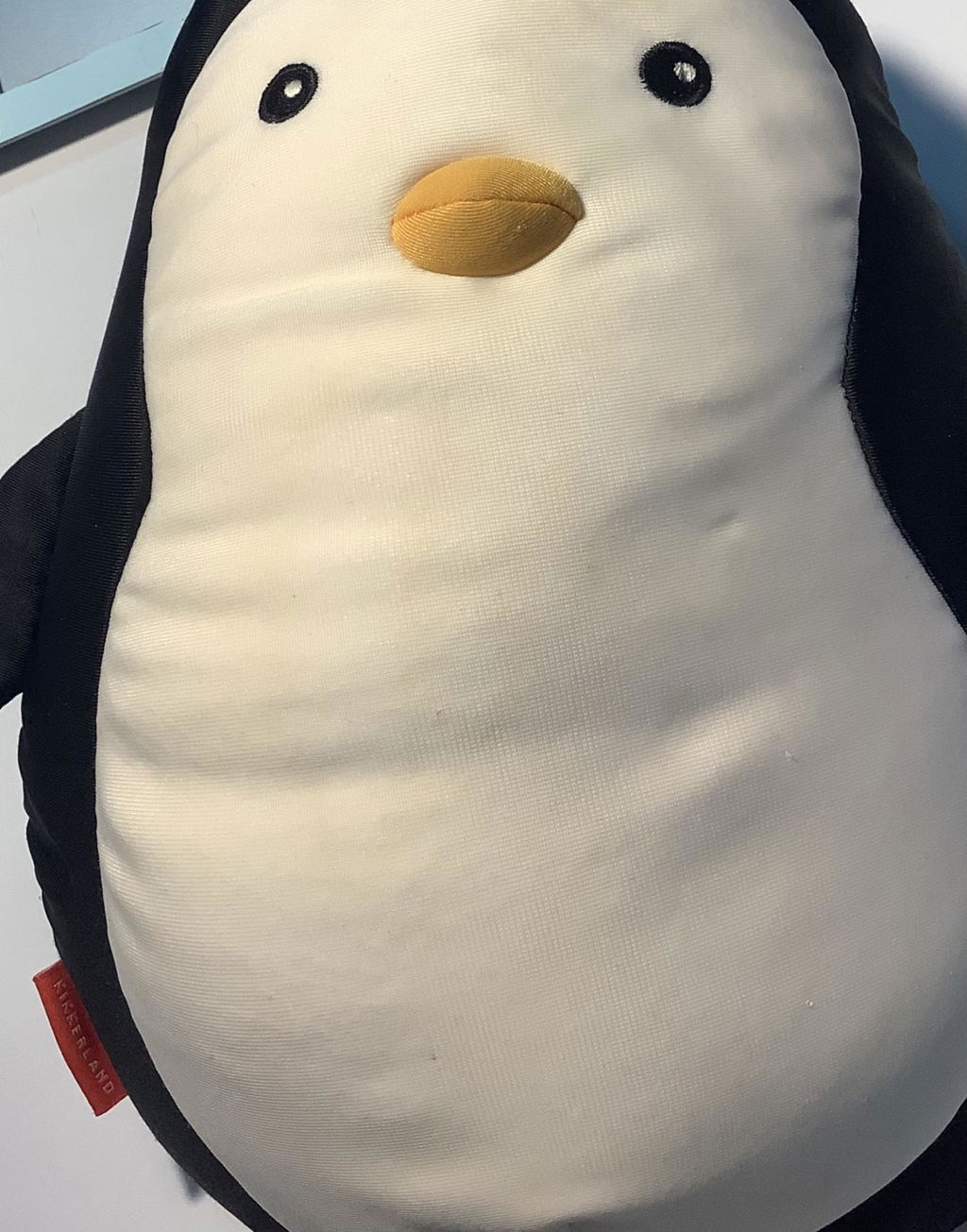 Kikkerland On-The-Go Pinguin Reisekissen Nackenkissen Plüsch