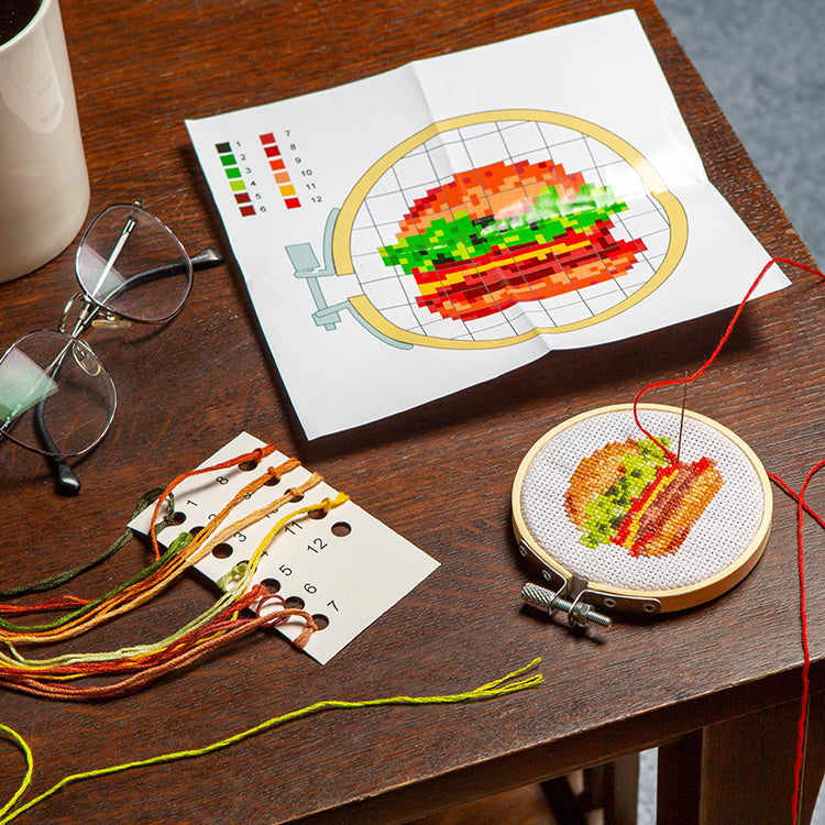 Kikkerland Crafters Burger Mini Kreuzstich Stickset Rahmen