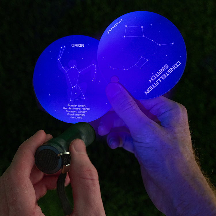 Kikkerland Tools & Wellness Constellation Swatch Book UV-Lampe Sternbilder-Set