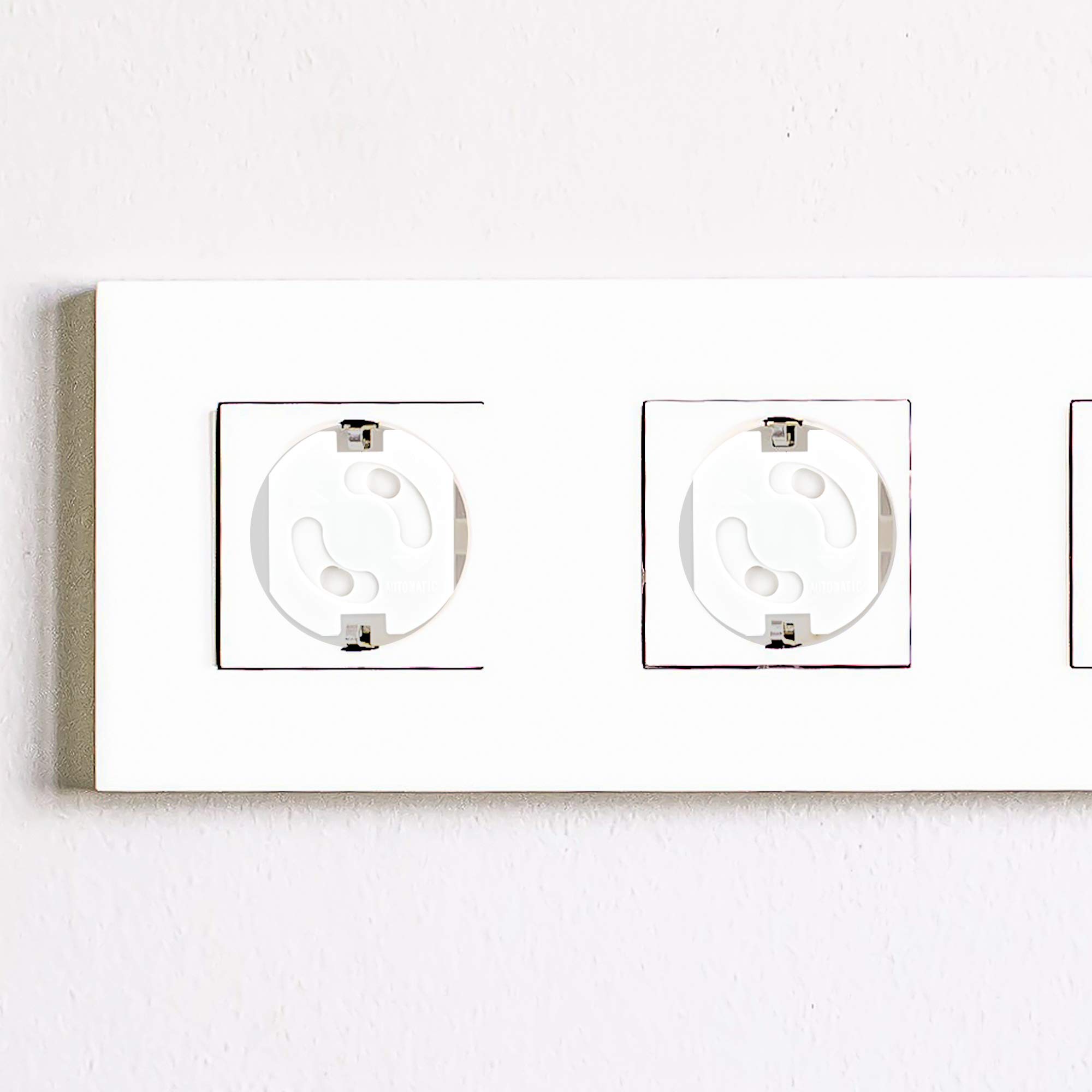 Intirilife Steckdosenschutz kleben weiß 20er Set 3,7x3 cm