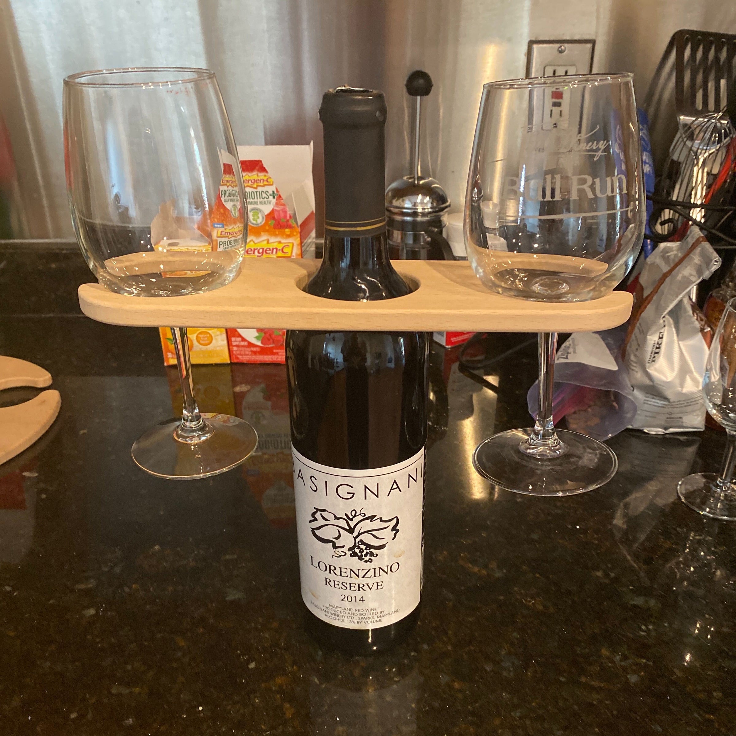 Kikkerland One Hand Weinhalter Holz für Flasche 2 Gläser