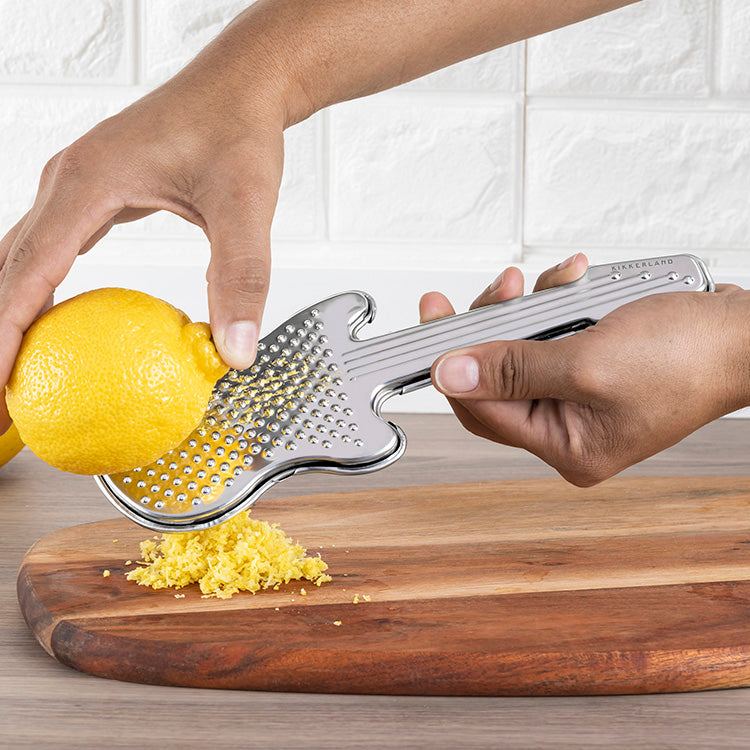 Kikkerland Kitchen Guitar Grater Käsereibe Edelstahl Gitarre