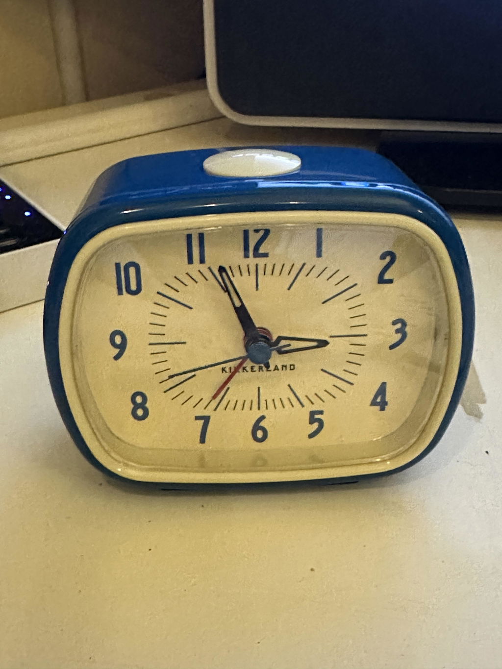 Kikkerland Home Retro Wecker Blau Analog mit Licht