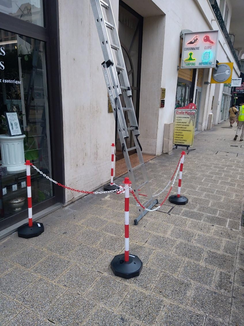 vidaXL Pfosten Set 2x mit Absperrkette 10m Rot Kunststoff