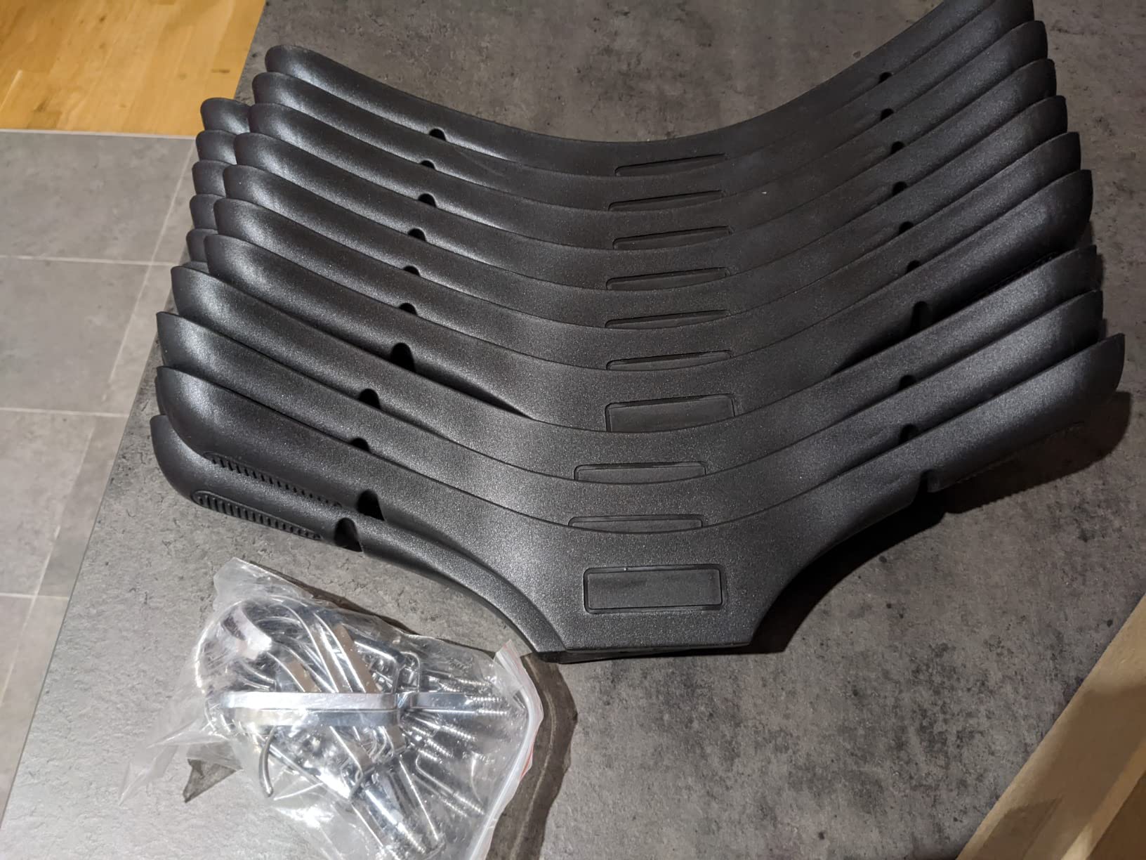 Intirilife Kleiderbügel Schwarz 20 Stück 39cm Anti-Rutsch