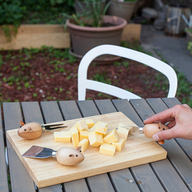 Kikkerland Kitchen Mouse Käsebrett Set mit 3 Messern