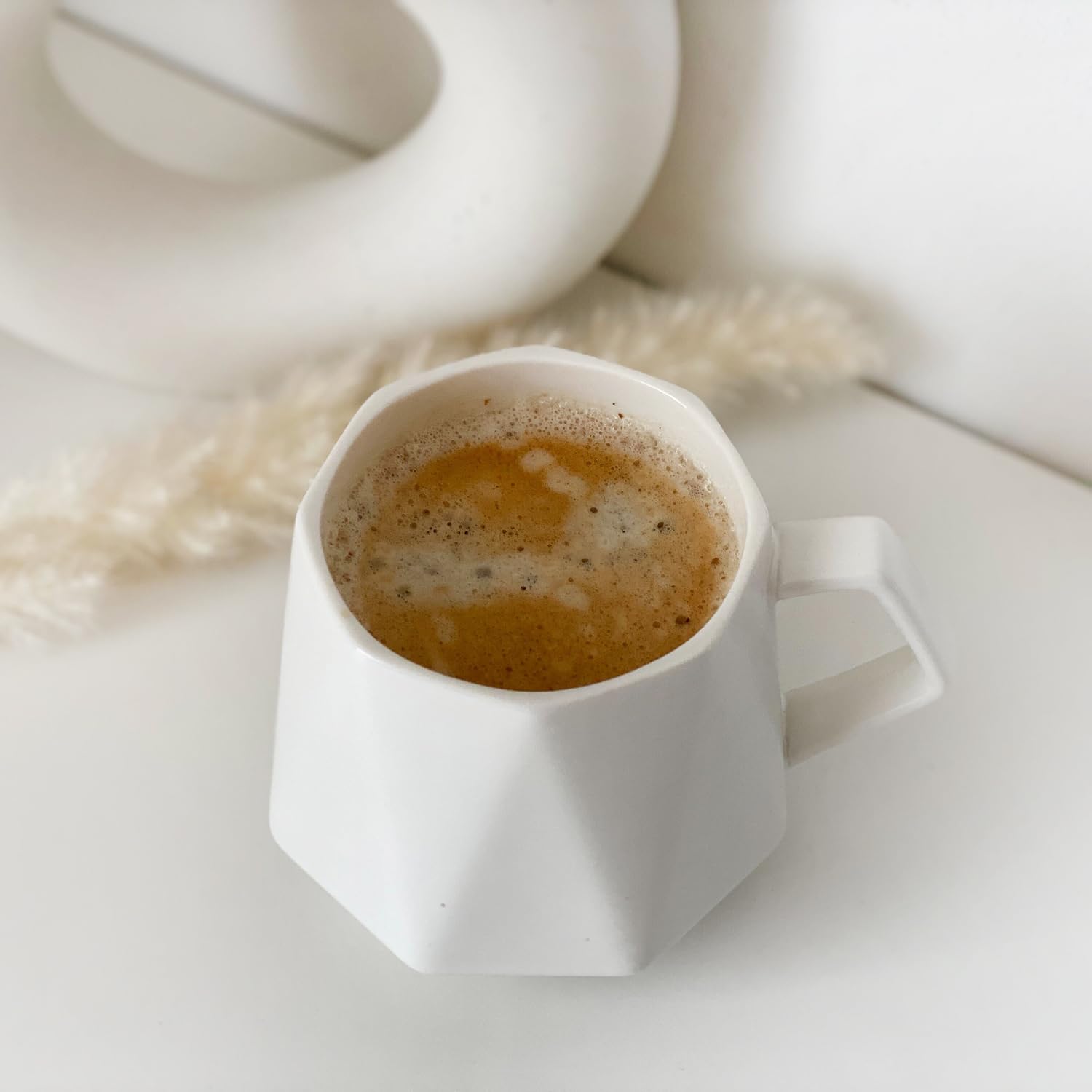 Intirilife Kaffeetasse Feinschliff Weiß 350 ml Becher mit Henkel