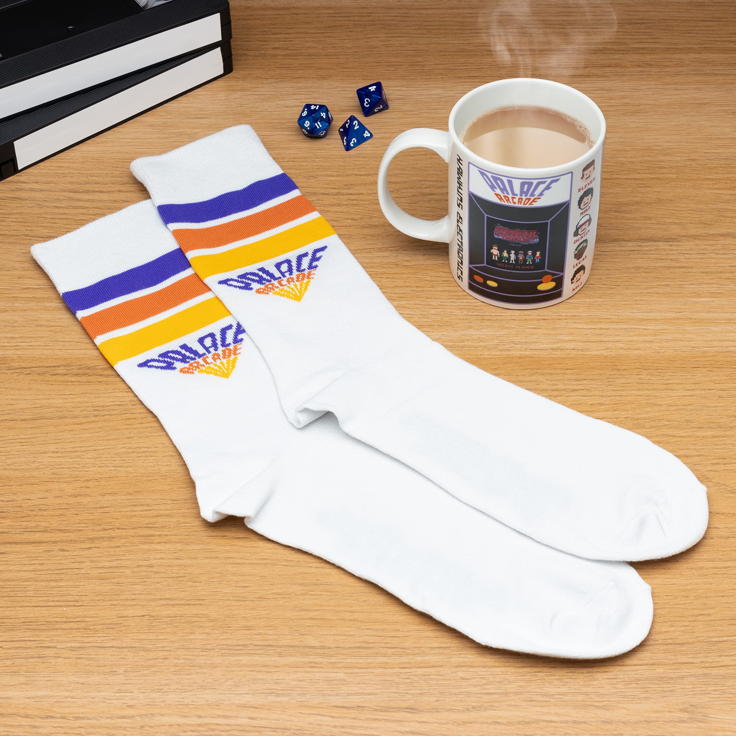 Paladone Stranger Things Geschenkset Tasse 300 ml + Socken weiß