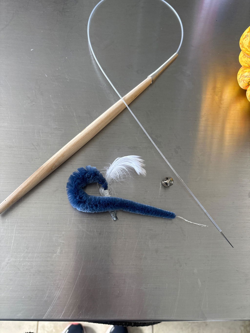 Kikkerland Home Kitty Teaser Wand Katzenangel mit Federn