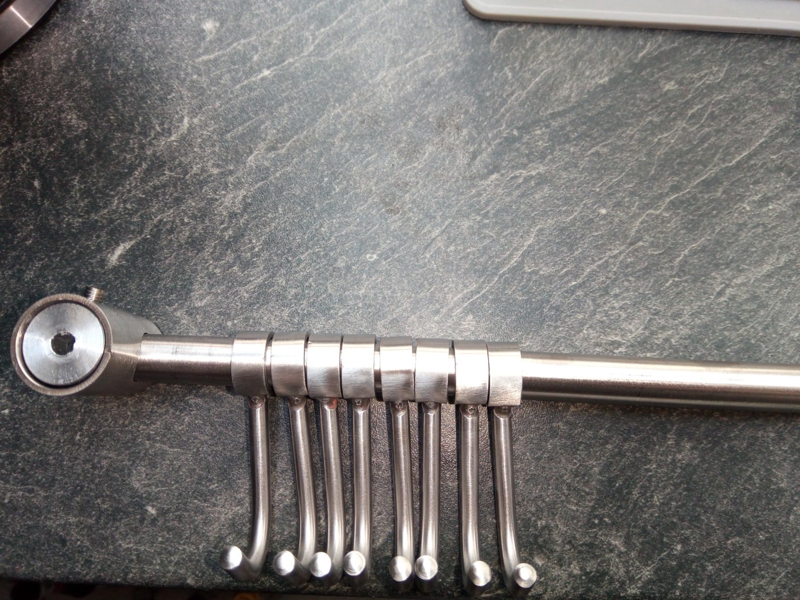 Intirilife Hängeleiste 52,6 cm Küchenreling 10 Haken