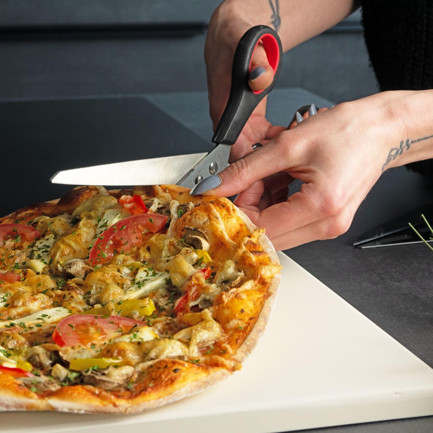 Intirilife 2 in 1 Pizzaschere Edelstahl 27,5 cm mit Heber