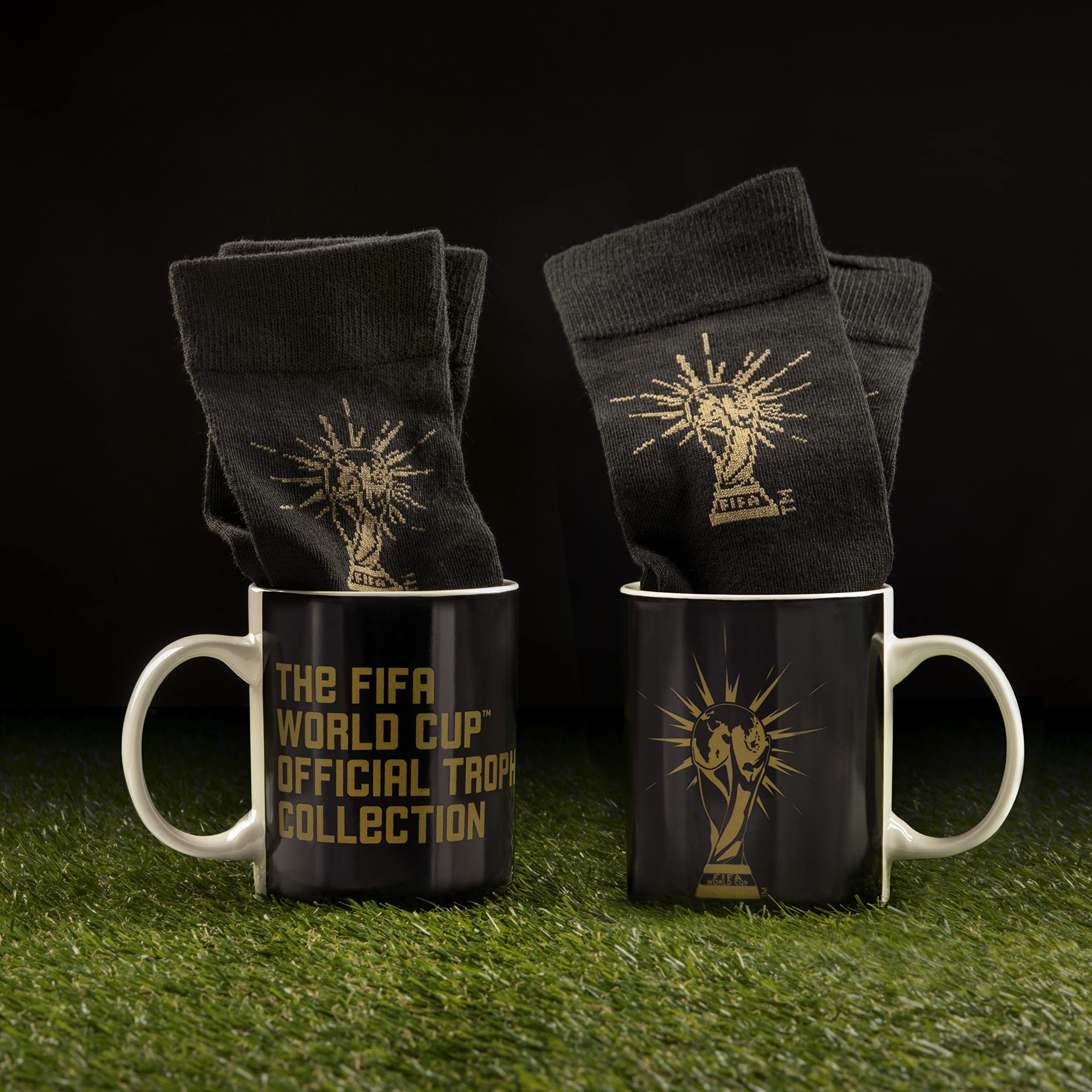 Paladone FIFA World Cup Tasse 300 ml + Socken Set schwarz