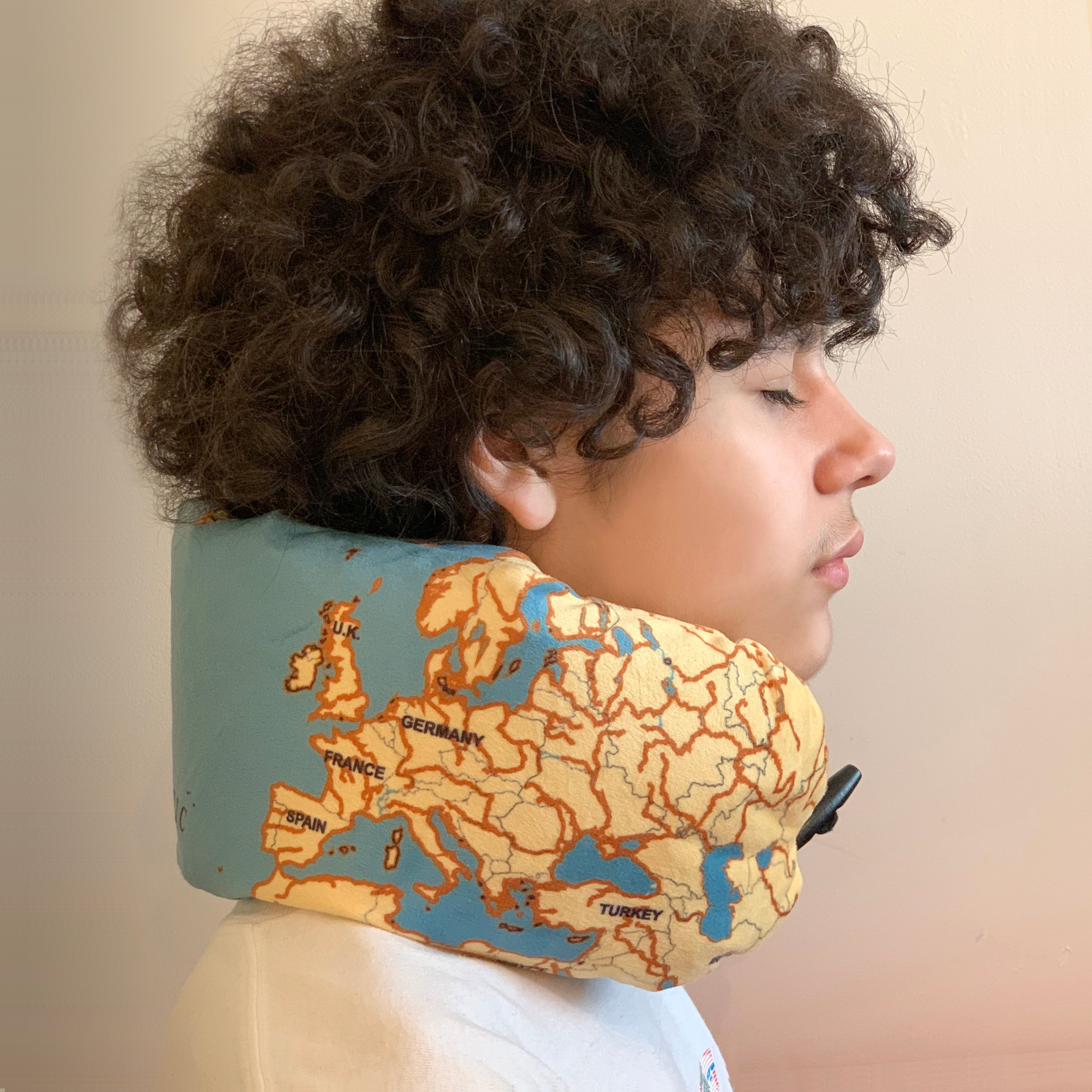 Kikkerland Inflatable Map Nackenkissen aufblasbar Karte