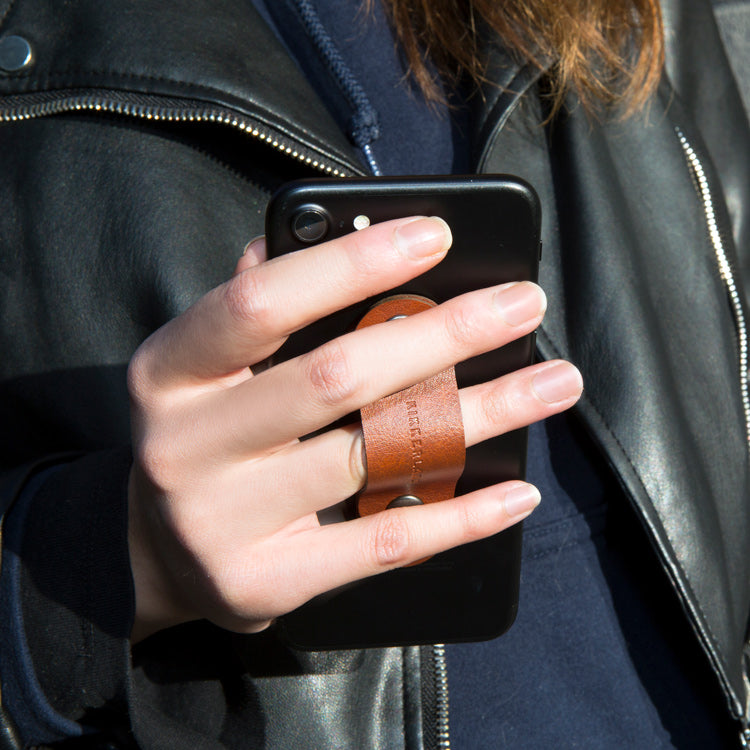 Kikkerland Handy Fingerschlaufe schwarz mit Ständer