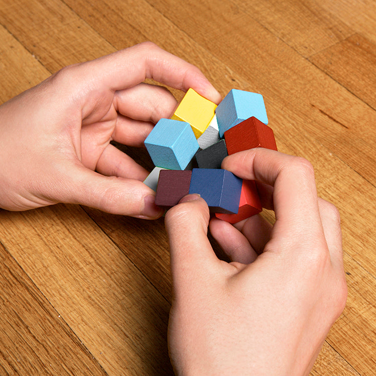 Kikkerland Play Elasti Cube 3D Holzpuzzle Fidget