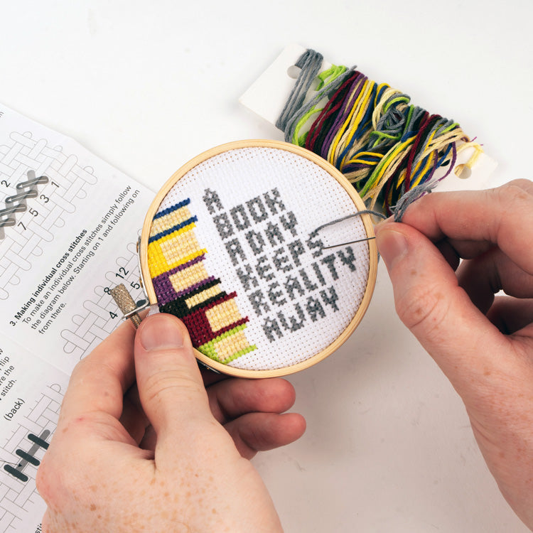 Kikkerland Crafters A Book a Day Mini Kreuzstich Stickset Buch