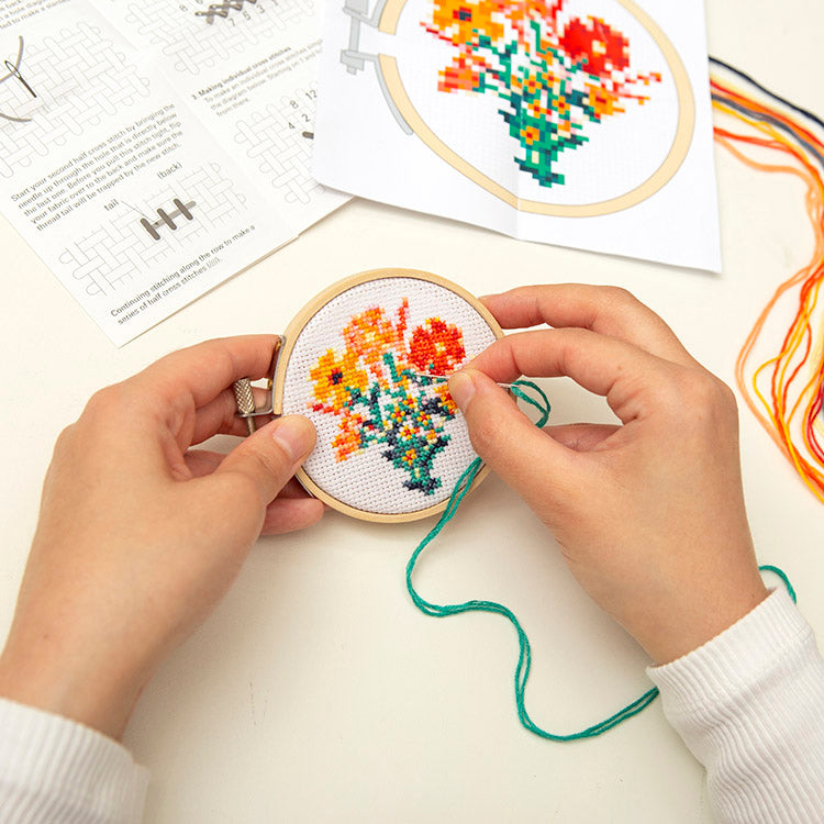 Kikkerland Crafters Mini Kreuzstich Stickset Blumen